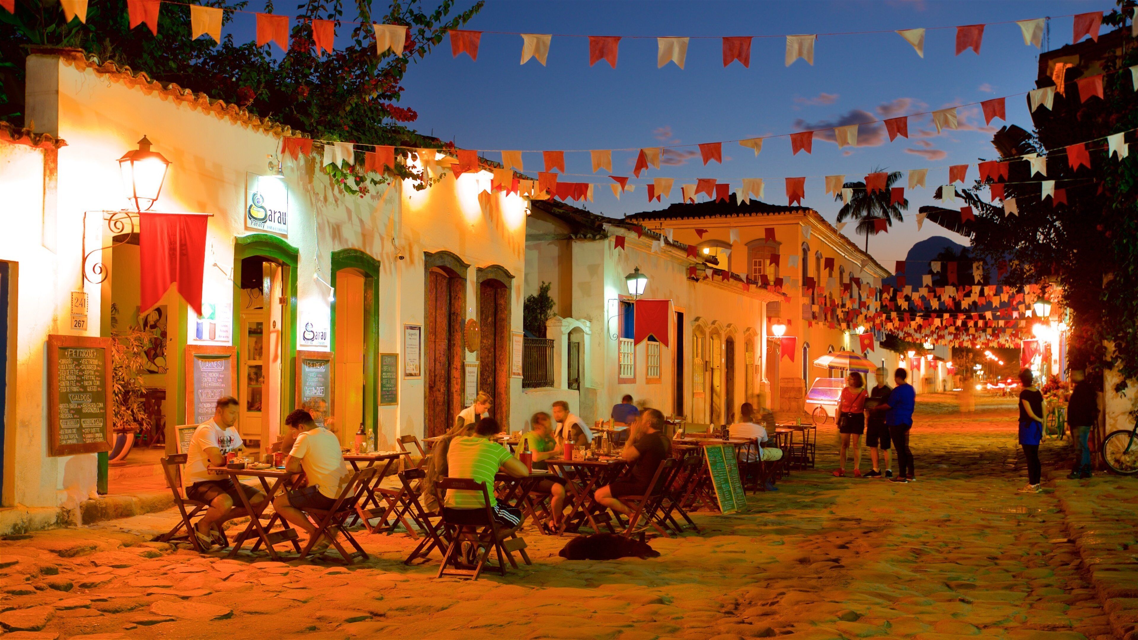 Paraty og byder på udendørs spisning og natteliv såvel som en lille gruppe mennesker
