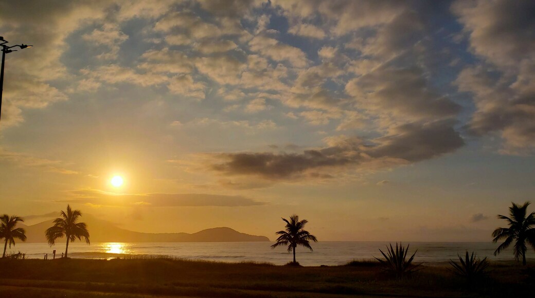 Pôr do sol na praia de Caraguatatuba, Brasil