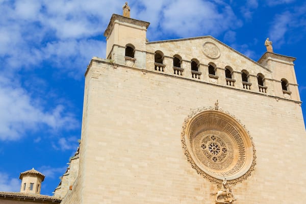 Basílica de San Francisco ofreciendo arquitectura patrimonial, una iglesia o catedral y aspectos religiosos