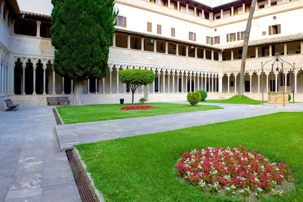 Basilique Saint-François montrant parc