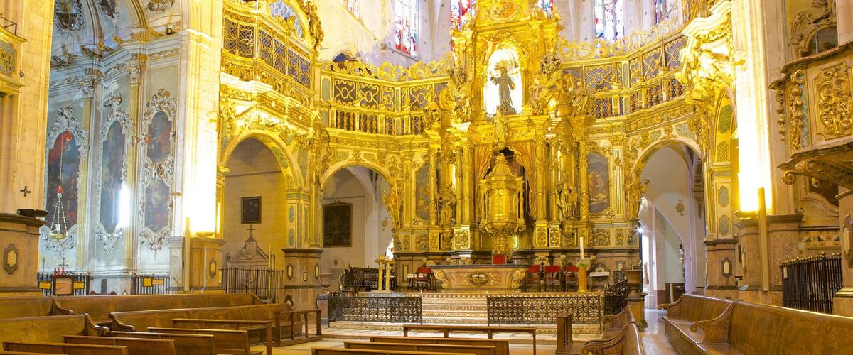 Convento de San Francisco som inkluderar en kyrka eller katedral, religiösa aspekter och interiörer