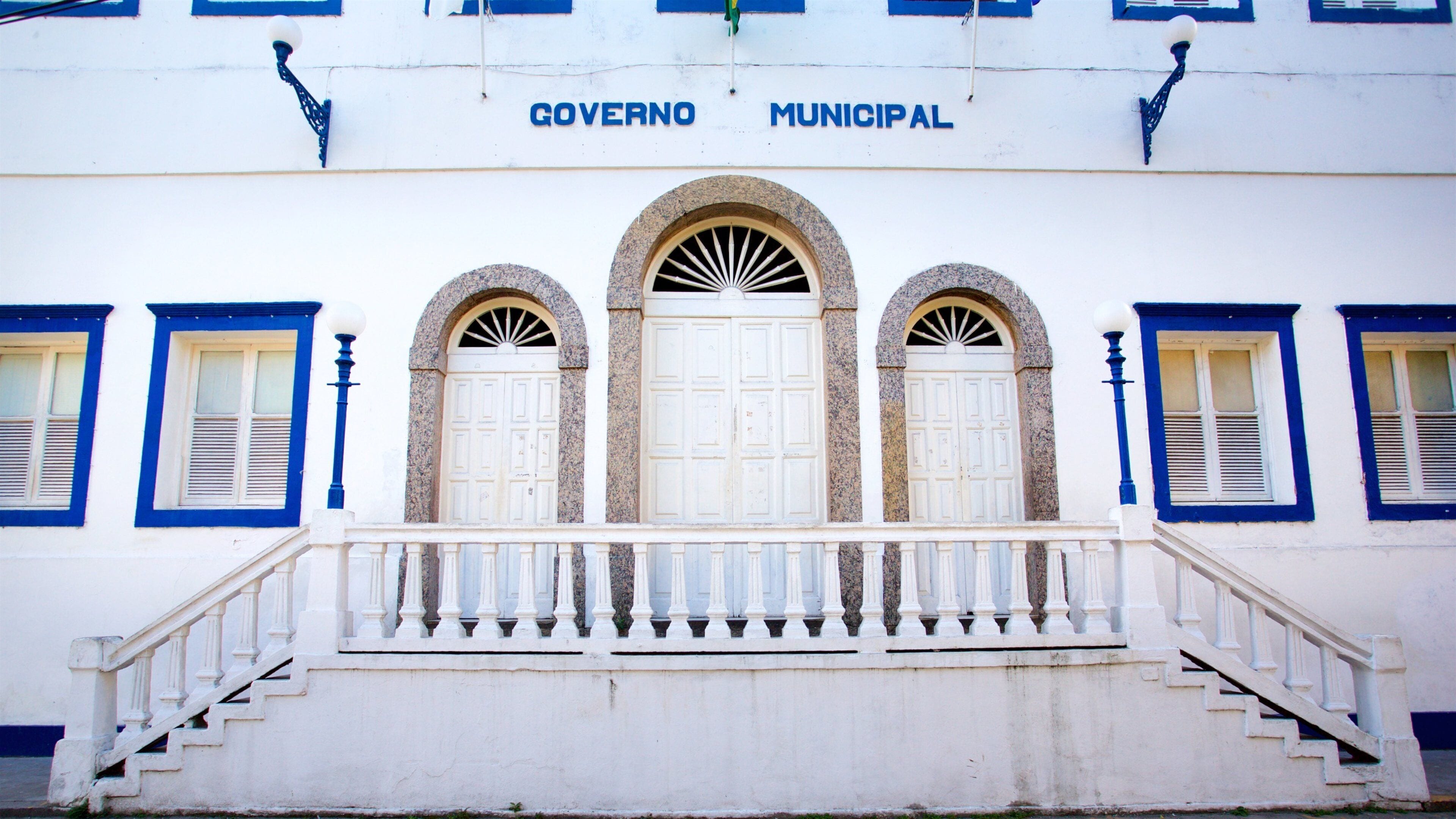 Angra dos Reis City Hall which includes signage