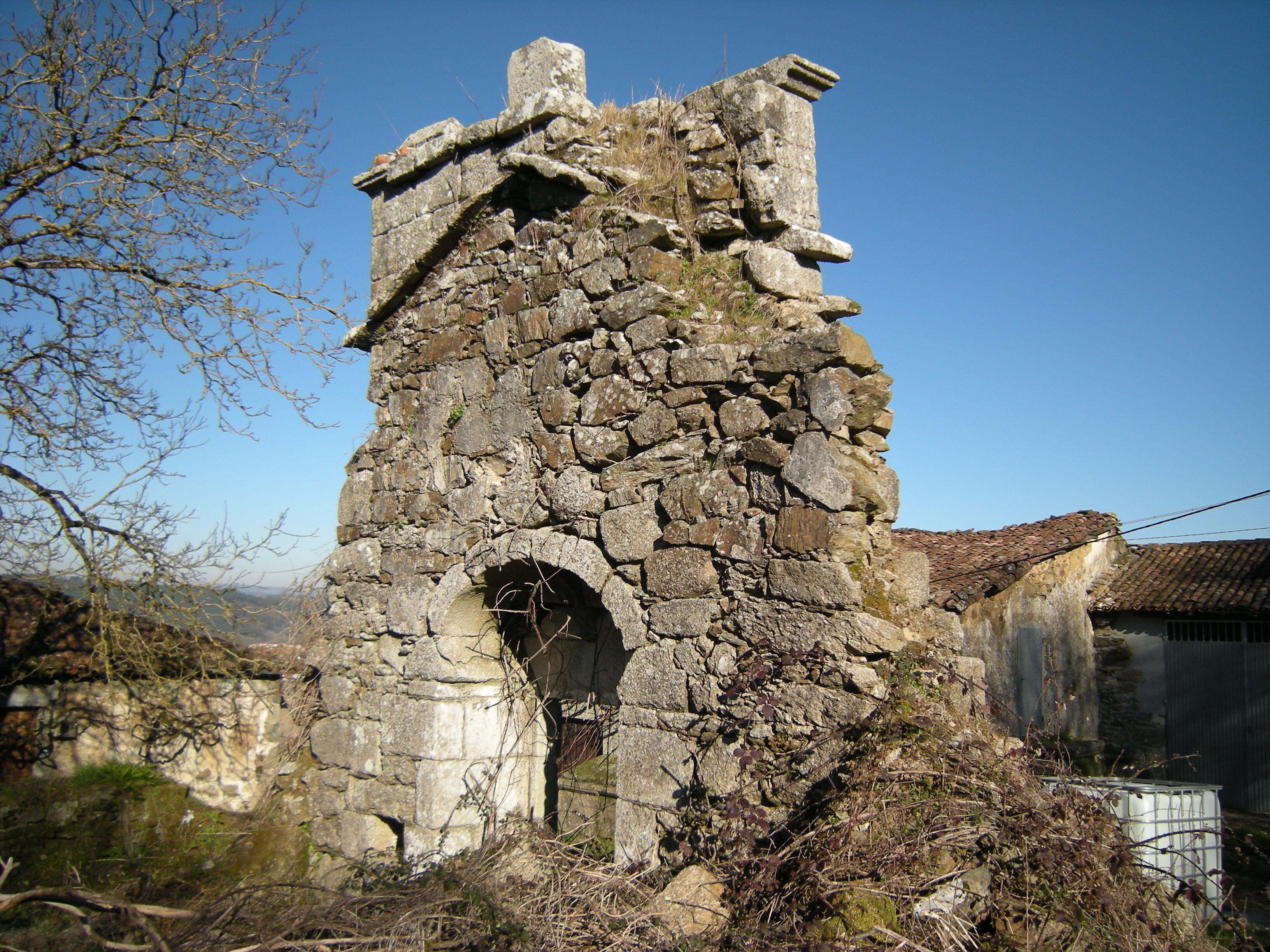 Muro de la fachada con los restos de la espadaña en el tramo superior.