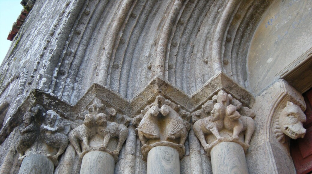 Capiteles y mocheta de la portada occidental.