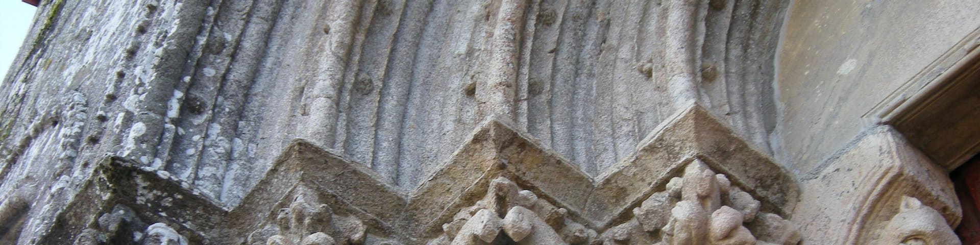 Capiteles y mocheta de la portada occidental.