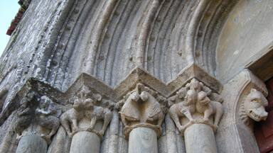 Capiteles y mocheta de la portada occidental.