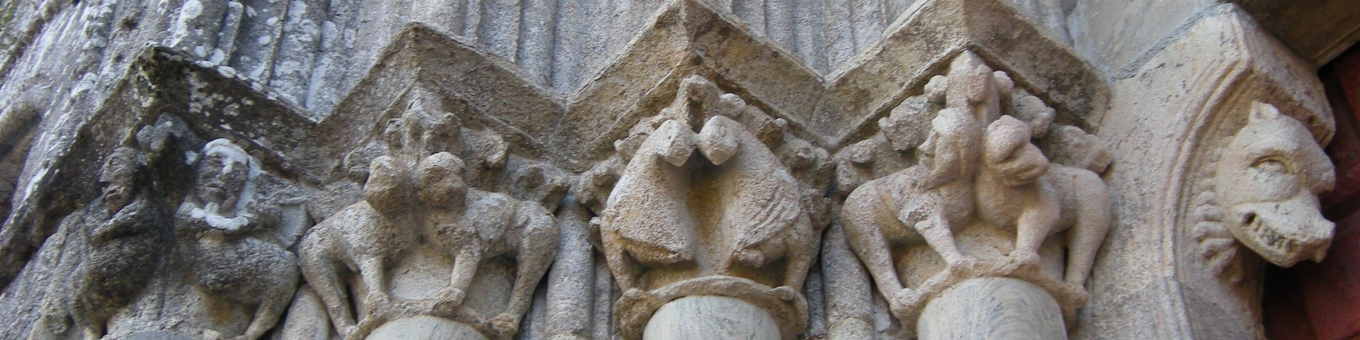 Capiteles y mocheta de la portada occidental.