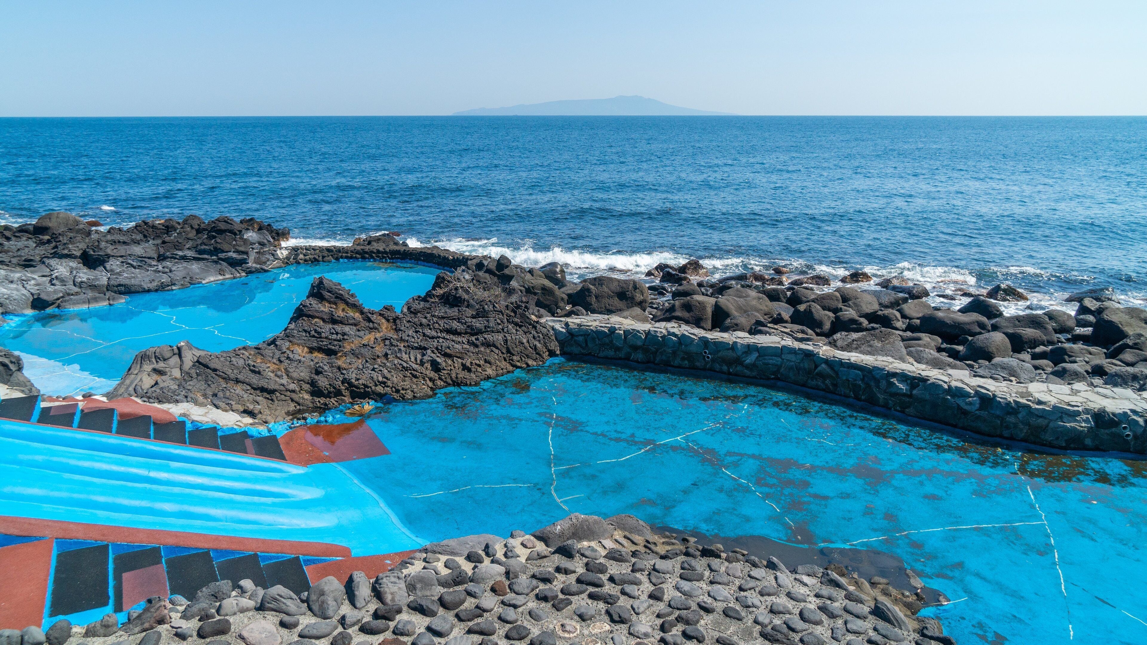Izu Oceanic Park showing rocky coastline, general coastal views and a pool
