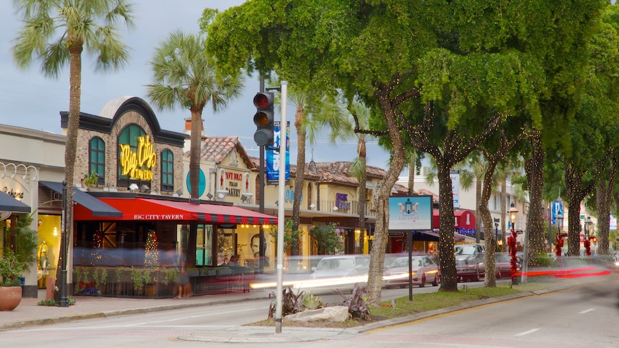 Las Olas Boulevard featuring street scenes and a city