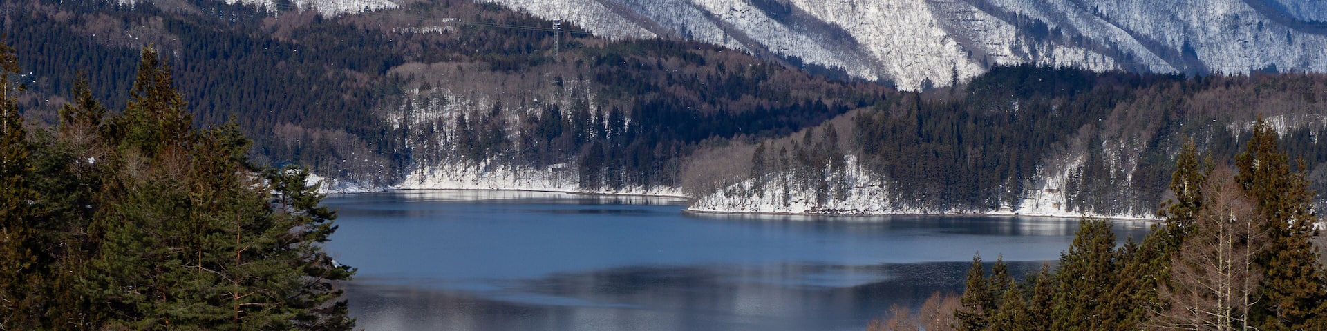 冬の青木湖と北アルプス 長野県大町市