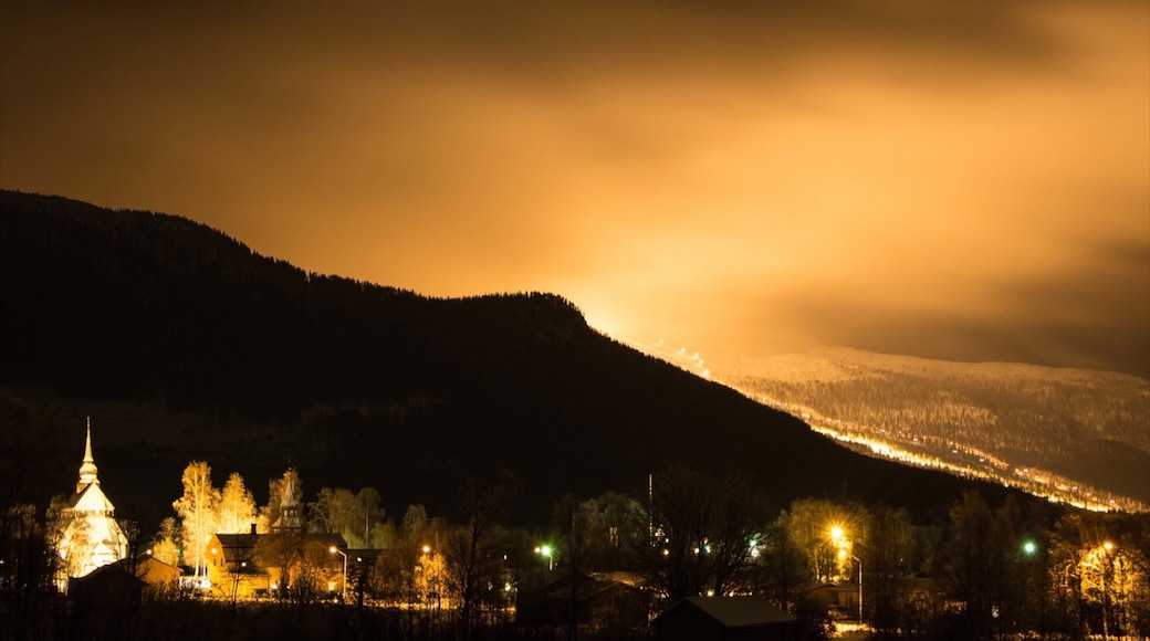 Vemdalen que incluye escenas nocturnas y una pequeña ciudad o pueblo