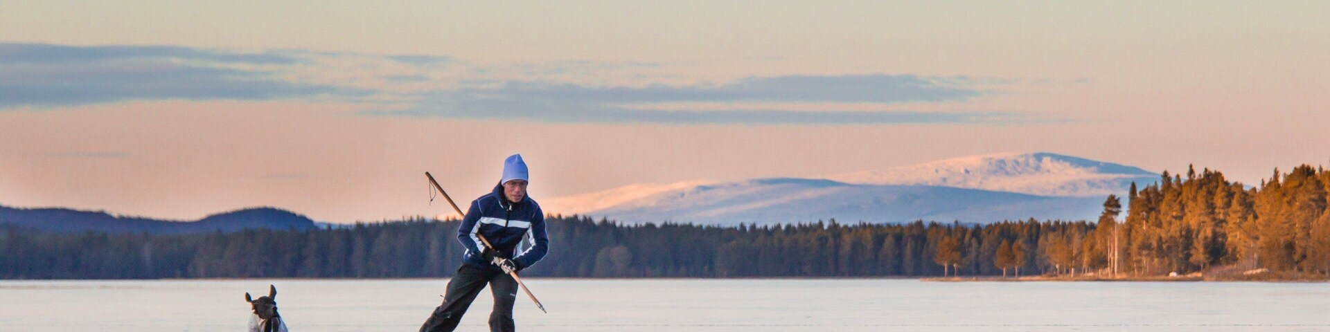 Vemdalen mostrando patinação no gelo e um pôr do sol