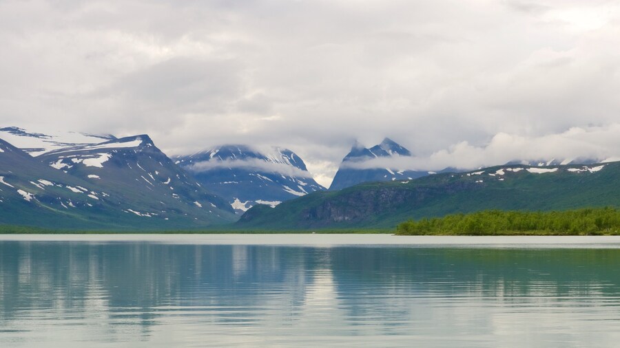 Kebnekaise which includes a lake or waterhole, mist or fog and mountains