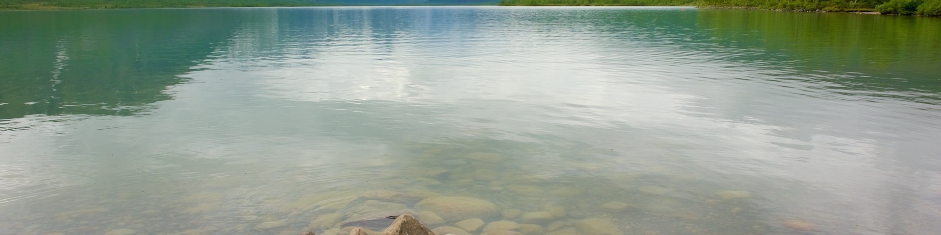 Kebnekaise which includes a lake or waterhole
