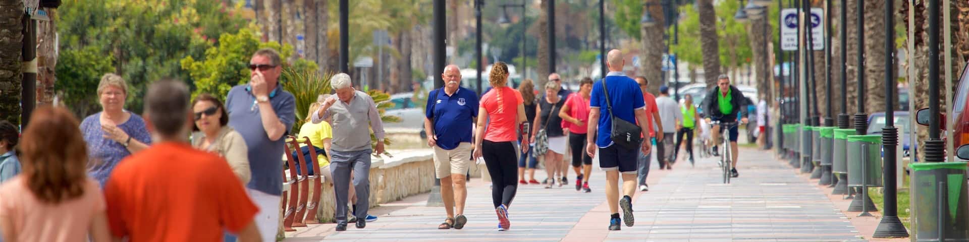 Plage de Los Alamos qui includes scènes de rue aussi bien que important groupe de personnes