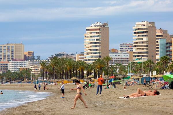 Plage de Los Alamos qui includes ville et plage de sable aussi bien que important groupe de personnes