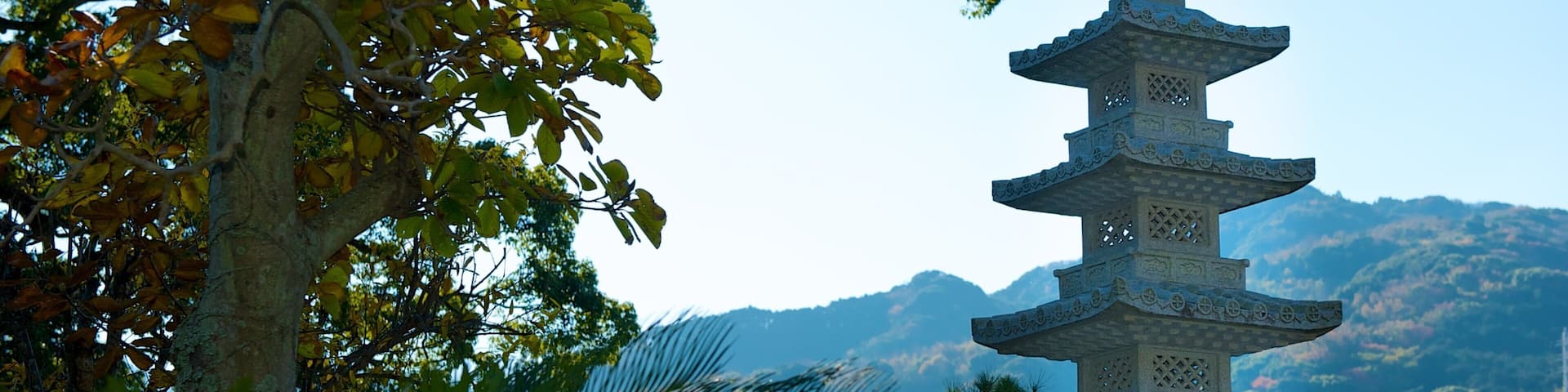 Anrakuji Temple showing heritage architecture, landscape views and a temple or place of worship