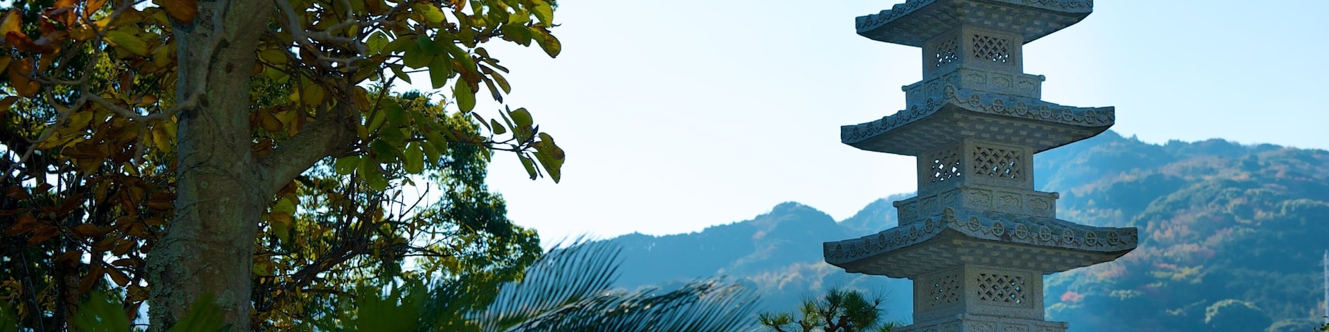 Anrakuji Temple showing heritage architecture, landscape views and a temple or place of worship
