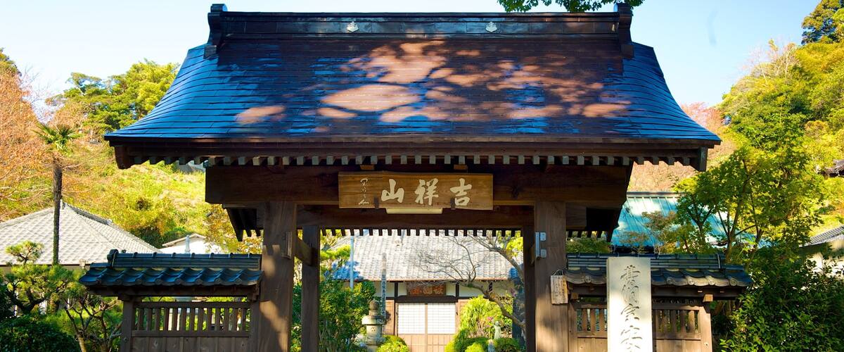 Temple Anrakuji mettant en vedette éléments religieux, temple ou lieu de culte et jardin