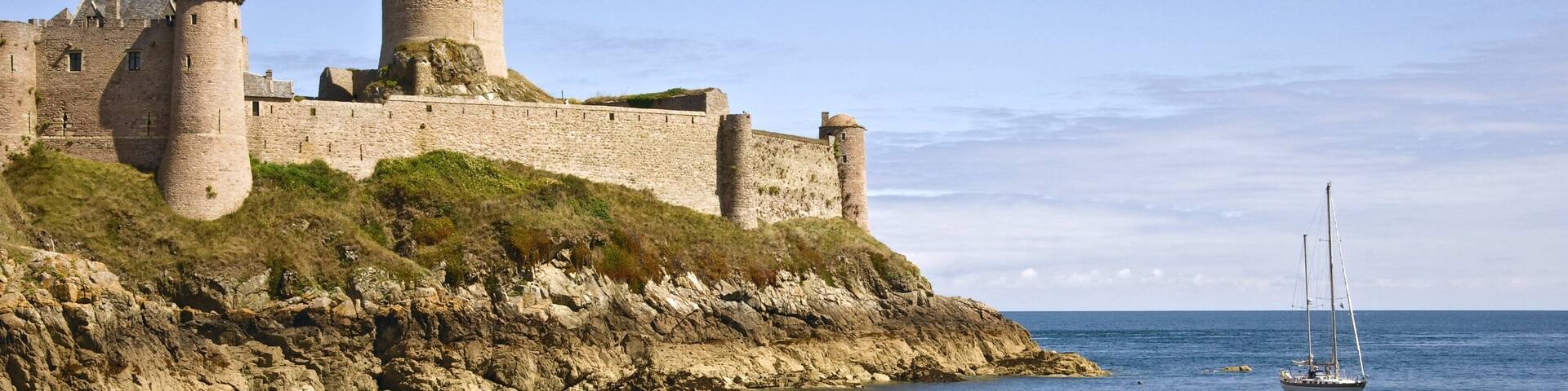 Oland featuring rugged coastline, chateau or palace and general coastal views