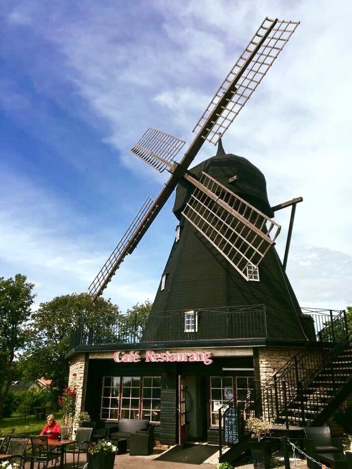 Another design of the windmill with a cafe below 