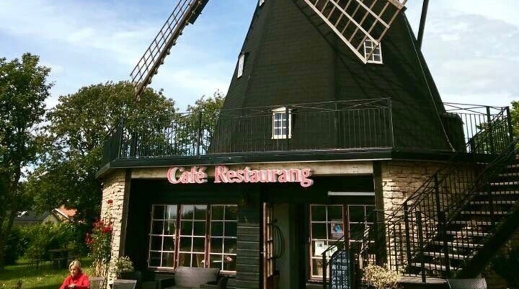 Another design of the windmill with a cafe below