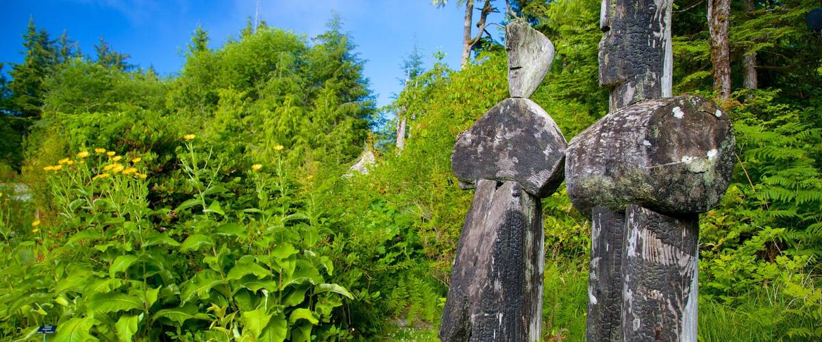 Tofino botanische tuinen bevat kunst in de open lucht en een park