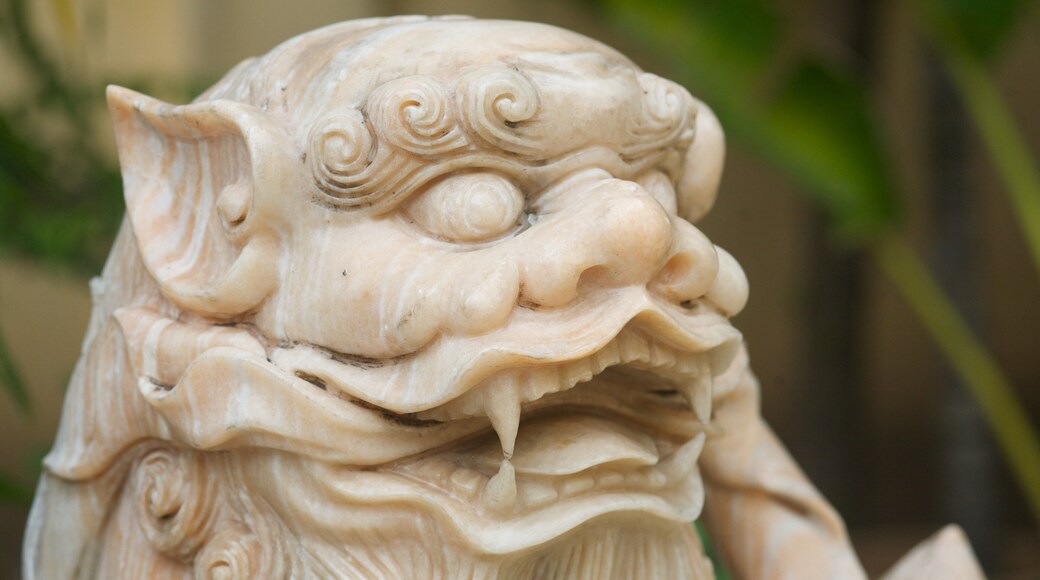 Linh Son Co Tu montrant statue ou sculpture