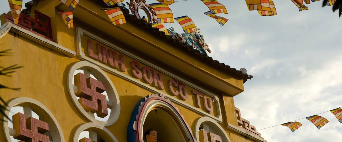 Linh Son Co Tu mostrando elementos religiosos y un templo o lugar de culto