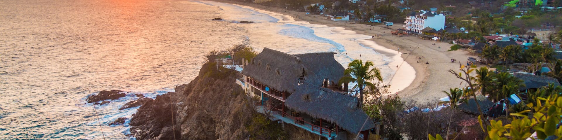 Plage nudiste de Zipolite en couché de soleil, Oaxaca, Mexique.