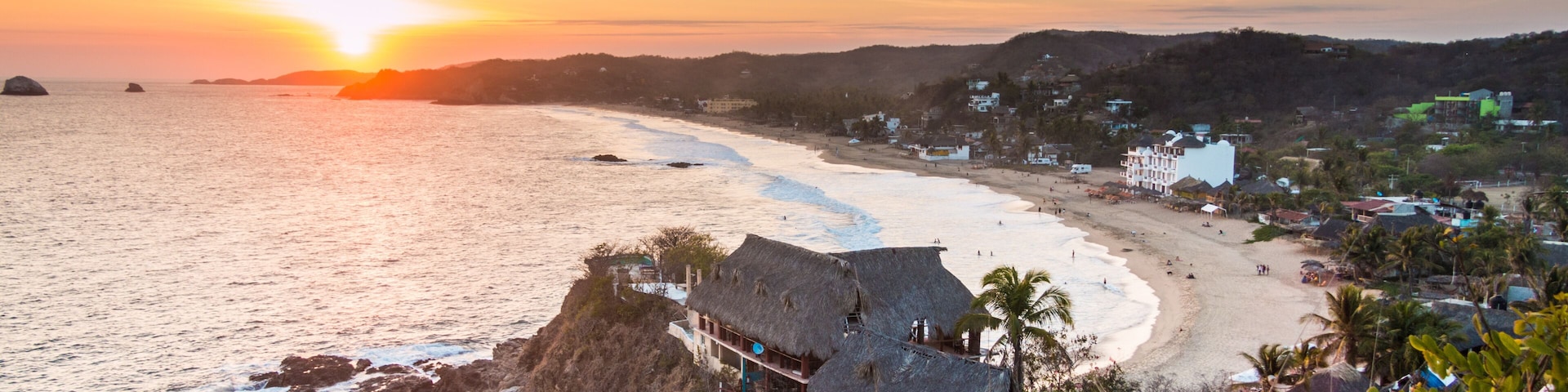 Plage nudiste de Zipolite en couché de soleil, Oaxaca, Mexique.