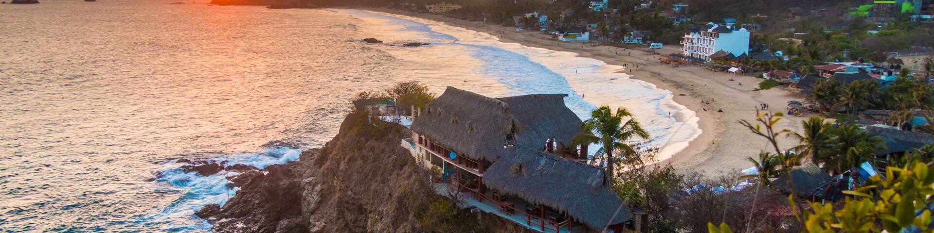 Plage nudiste de Zipolite en couché de soleil, Oaxaca, Mexique.