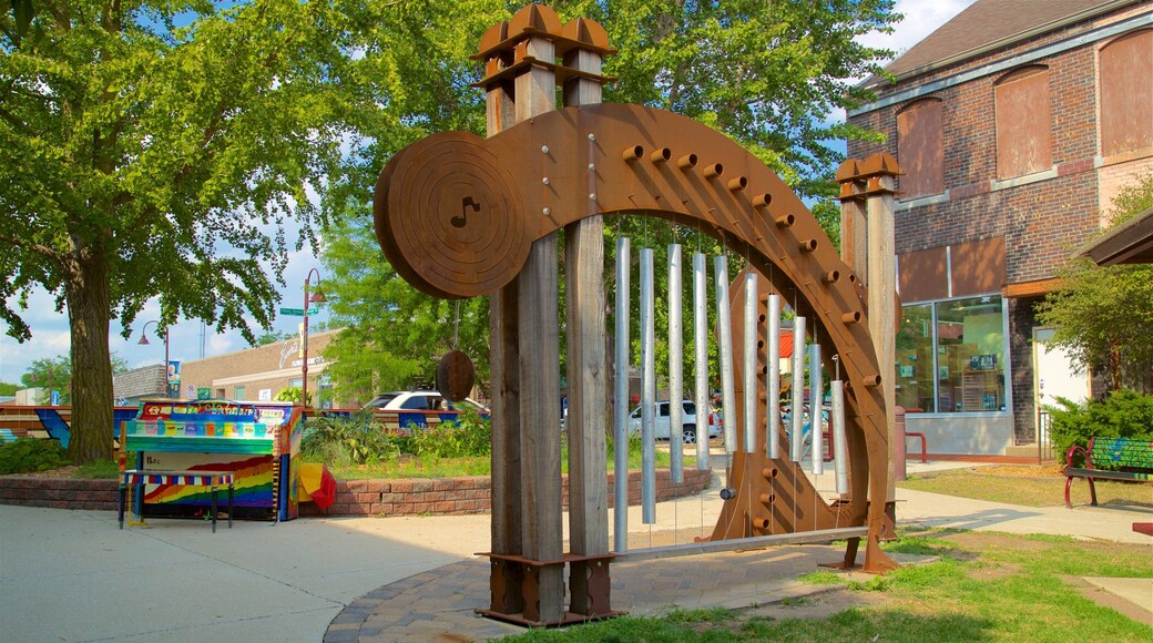 Quartier culturel Main Street mettant en vedette art en plein air et jardin