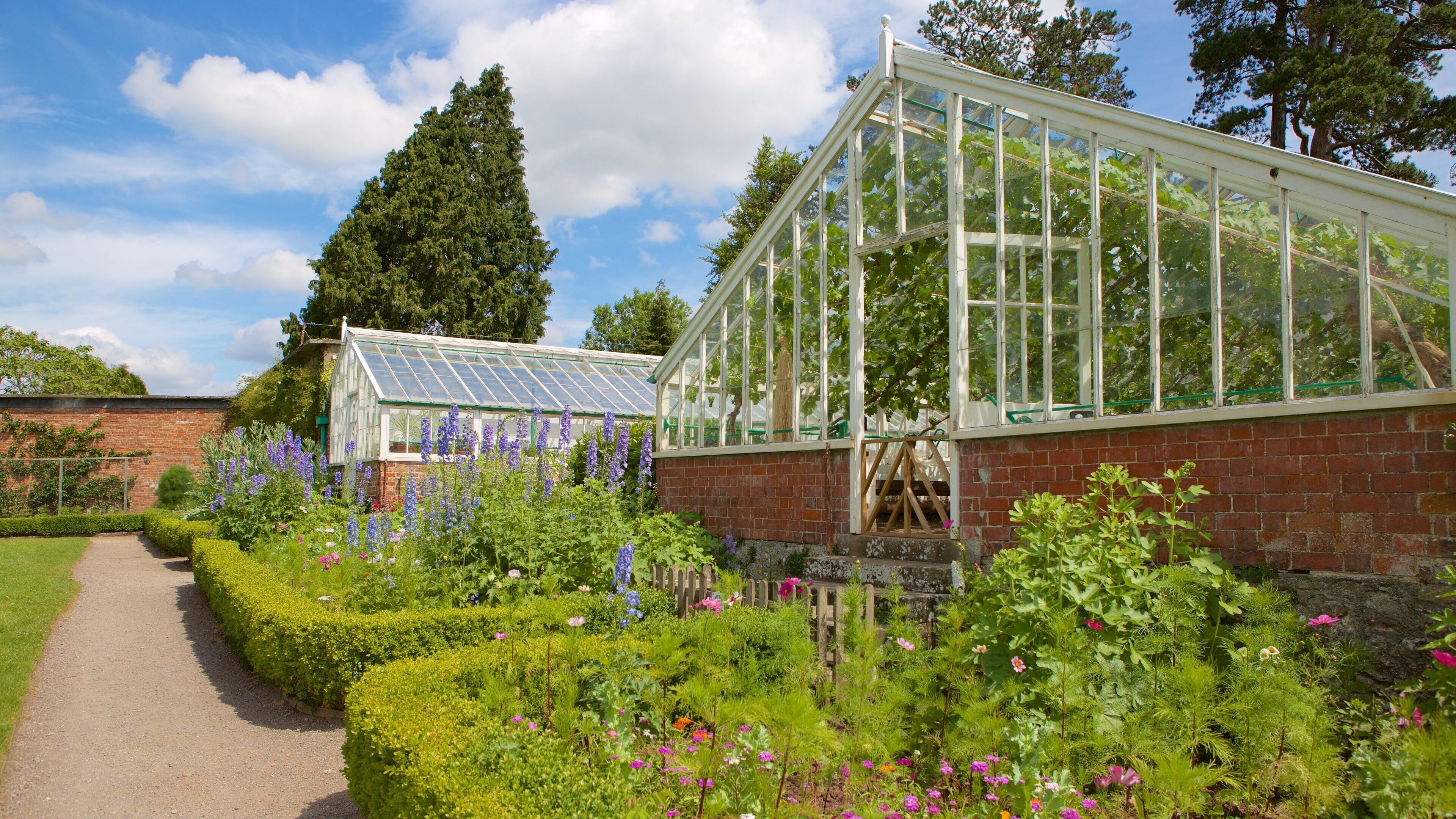 St Fagans toont historisch erfgoed, een tuin en bloemen