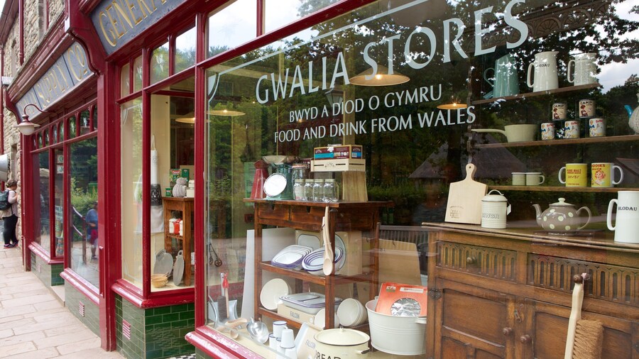 St Fagans mostrando señalización y compras