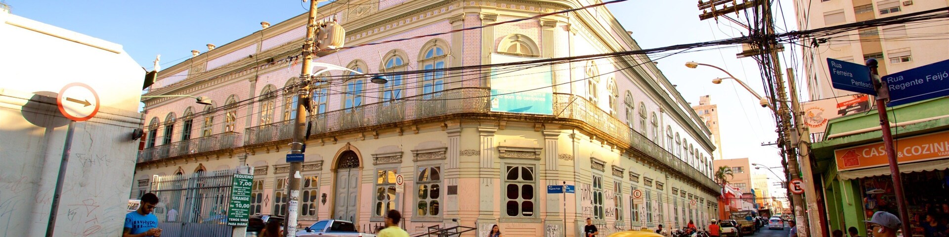 Museu da Imagem e do Som mostrando elementos de patrimônio e cenas de rua assim como um pequeno grupo de pessoas