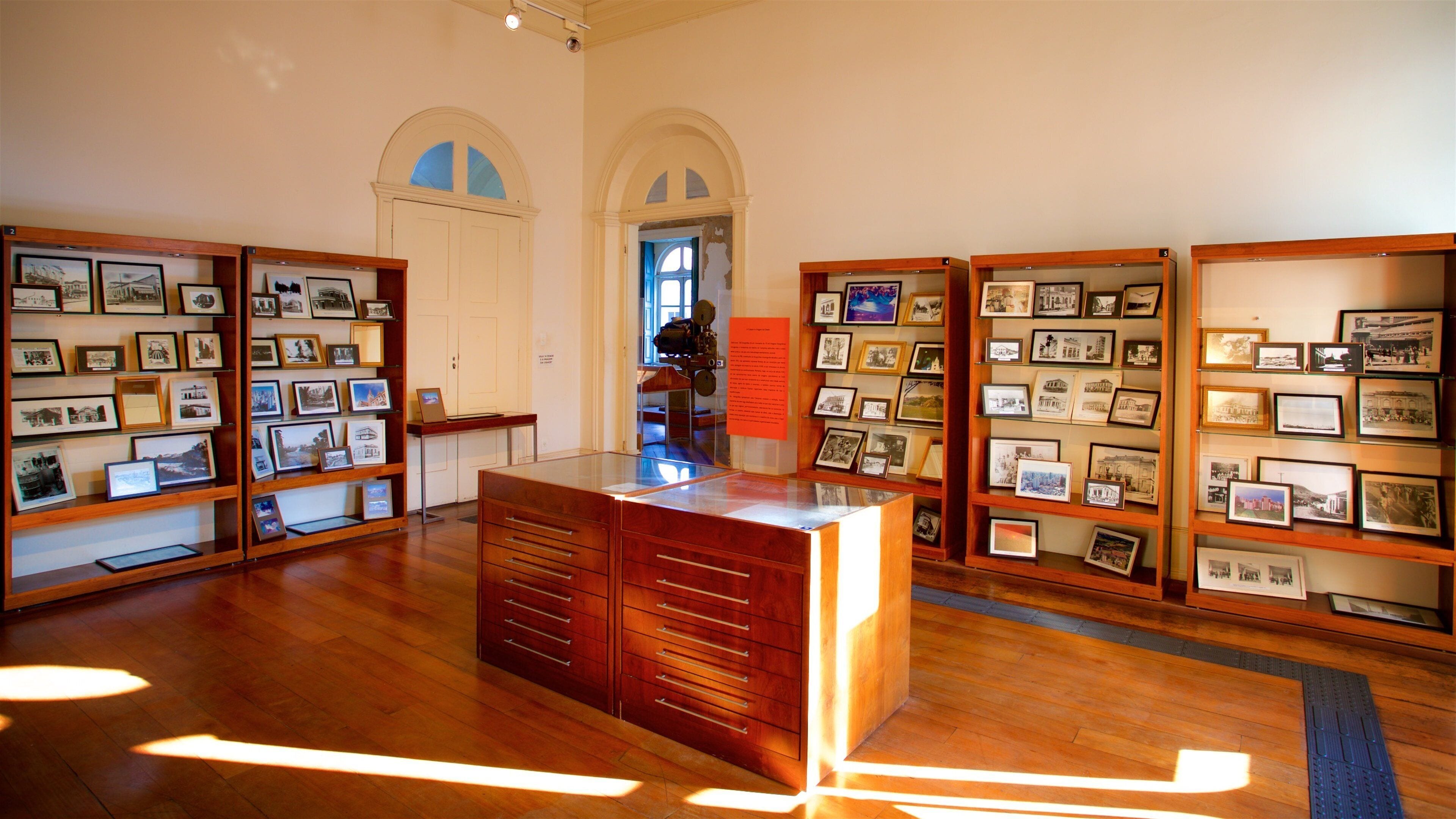 Museo de Imagen y Sonido que incluye vistas interiores