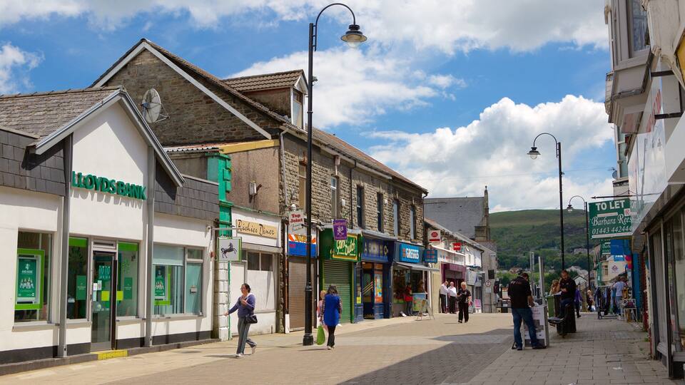 Rhondda Valley caratteristiche di strade cosi come un piccolo gruppo di persone