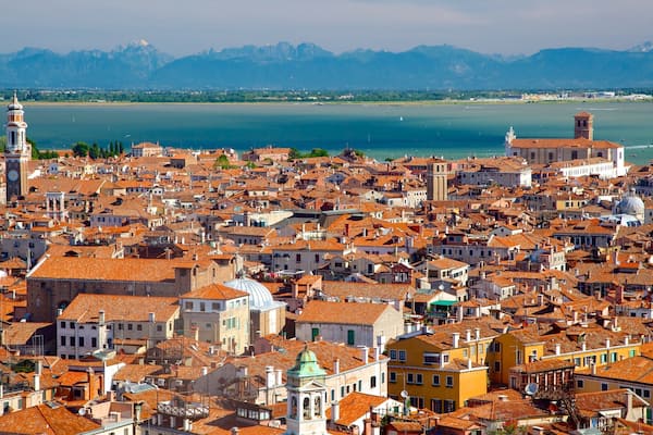 Campanario de San Marcos que incluye una ciudad costera y patrimonio de arquitectura