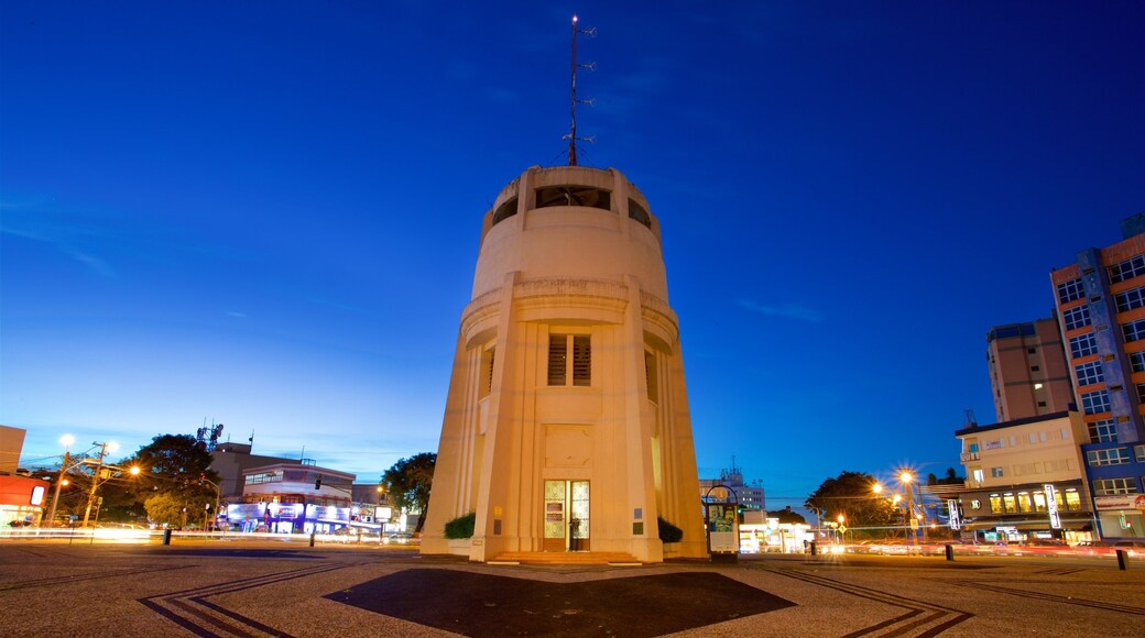 Torre do Castelo mostrando uma praça ou plaza e cenas noturnas