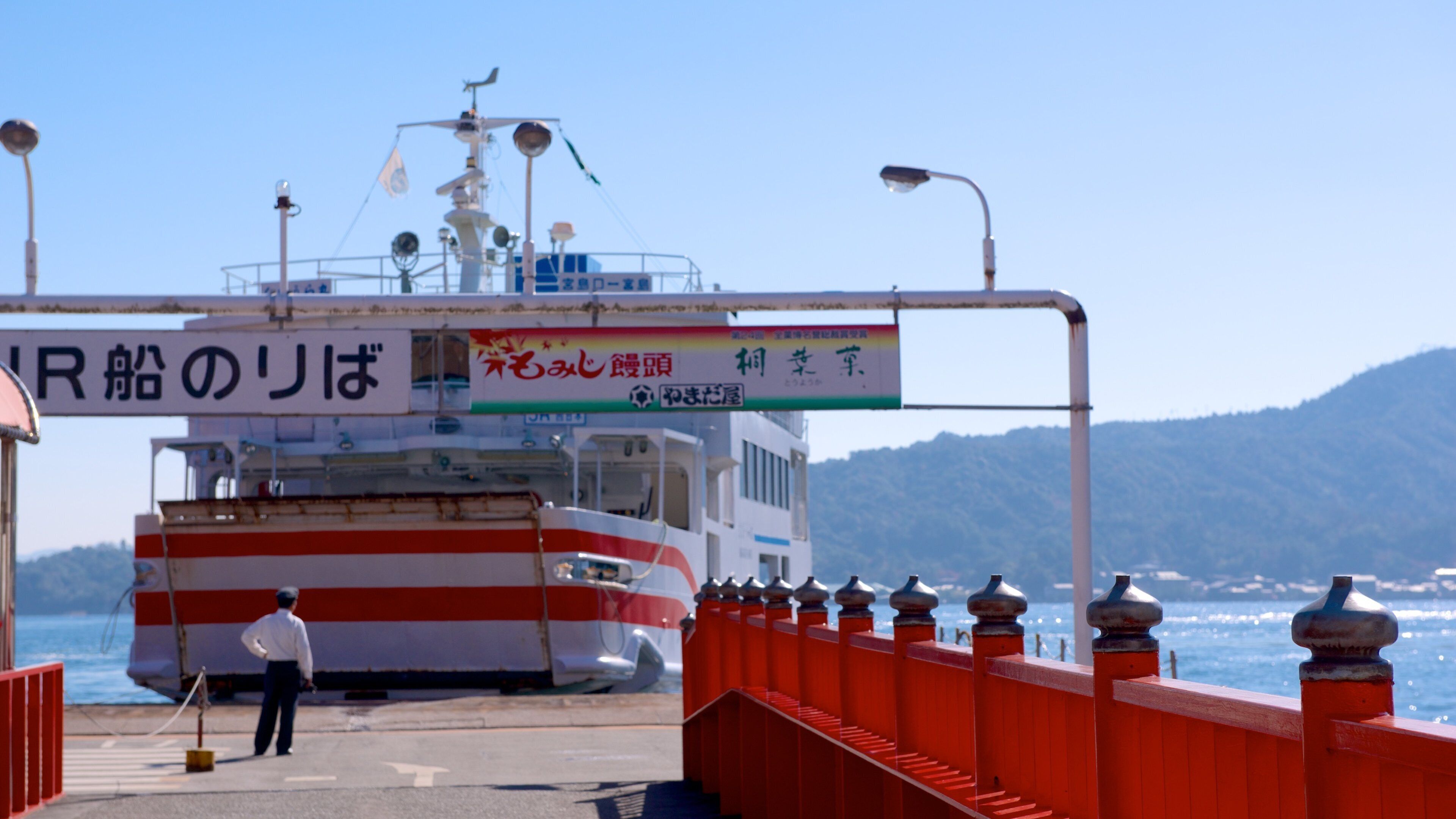 ท่าเรือข้ามฟาก Miyajima เนื้อเรื่องที่ การพายเรือ และ ชายฝั่งทะเล ตลอดจน ผู้ชาย