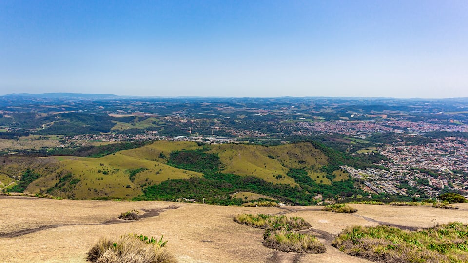 Foto Panorâmica no topo da Pedra Grande, situada na cidade de Atibaia, São Paulo, Brasil.