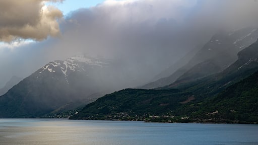 Blick am Abend auf den Hardangerfjord