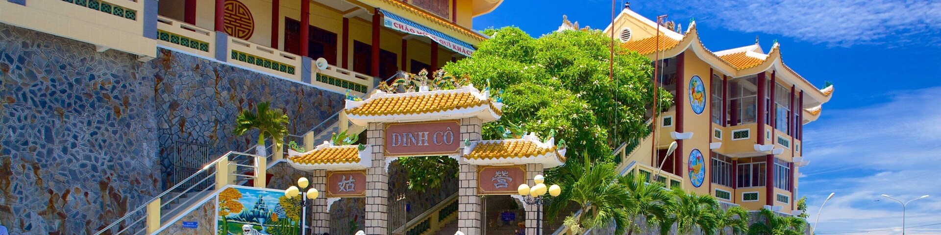 Templo de Dinh Co caracterizando cenas de rua, um templo ou local de adoração e passeio de moto