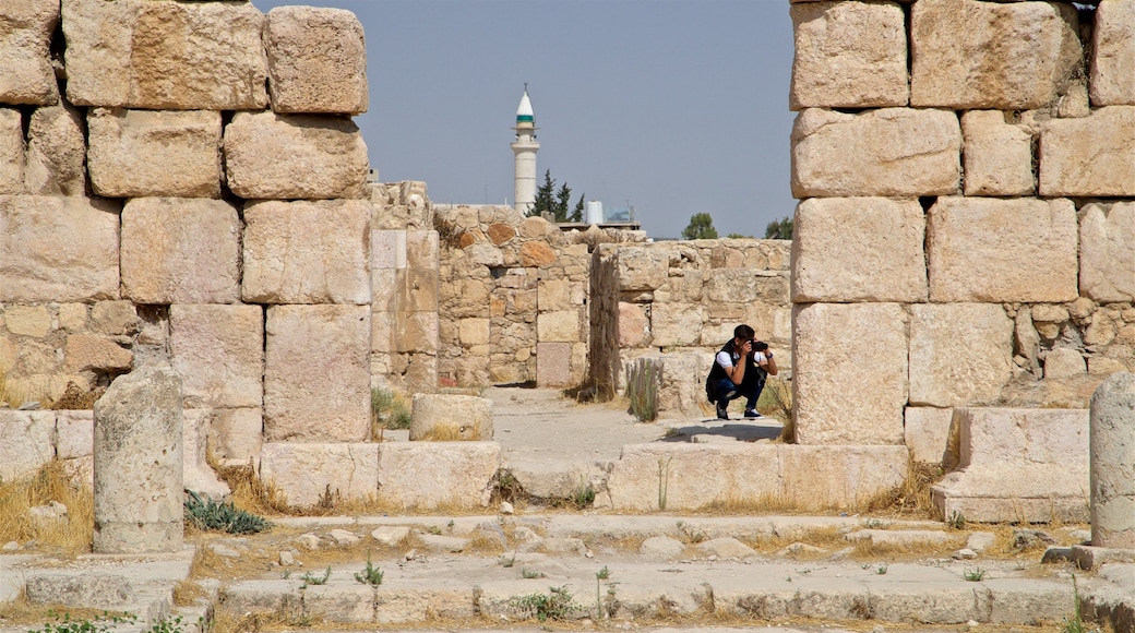 Jabal al-Qal\'a, Amman, Jordan som inkluderer ruiner og kulturarv i tillegg til en mann