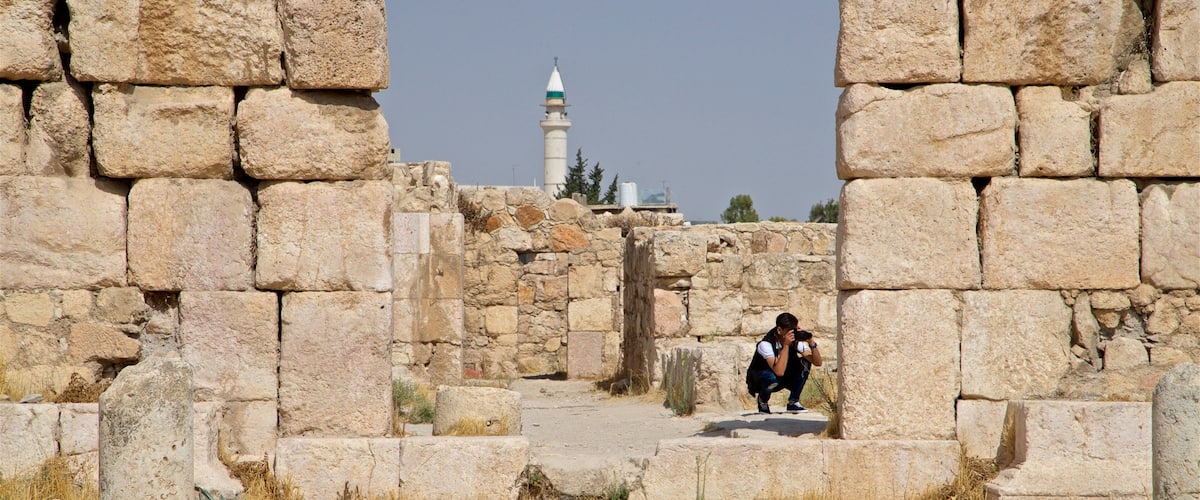 Amman Citadel som viser kulturarvsgenstande og en ruin såvel som en mand
