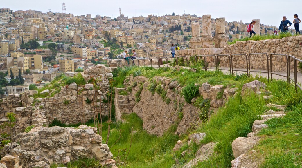 Jabal al-Qal\'a, Amman, Jordan fasiliteter samt landskap og by i tillegg til en liten gruppe med mennesker