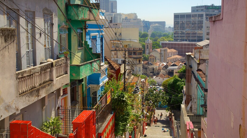 Escadaria do SelarĂłn que inclui uma cidade