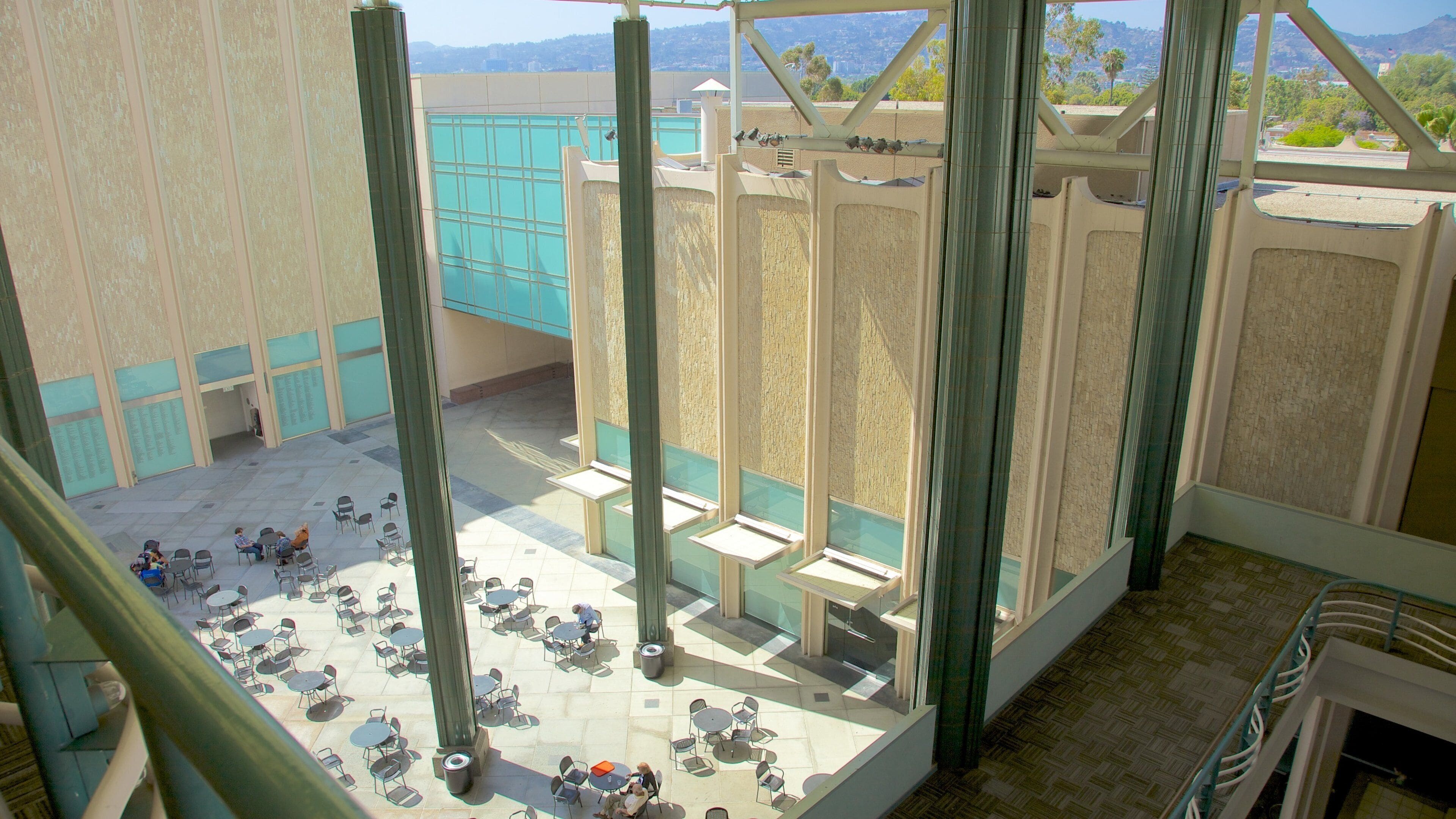 Miracle Mile which includes a square or plaza and outdoor eating