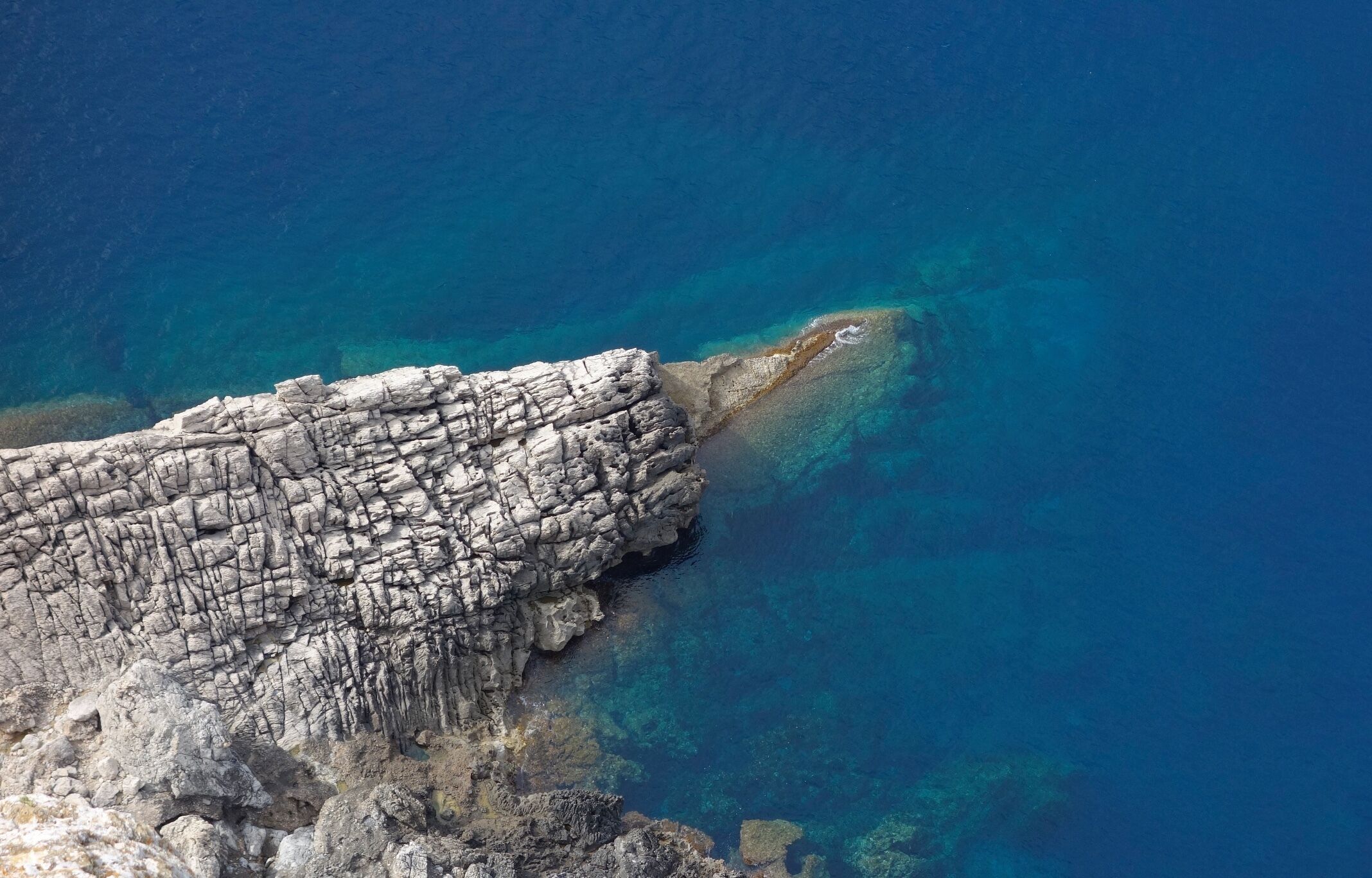 Amazing views of the cliffs and the cristal clear water, beautiful colours

#Blue